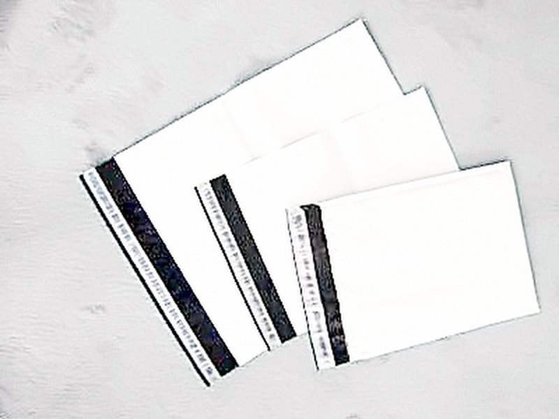 Trois enveloppes plastique blanches avec bande adhésive
