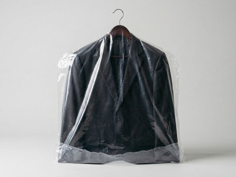 Housse plastique transparente sur une veste